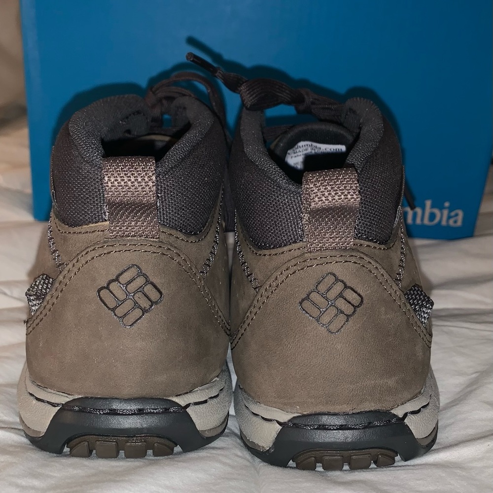 NEW box Columbia leather three passes Chukka Boots men’s size 7.5
